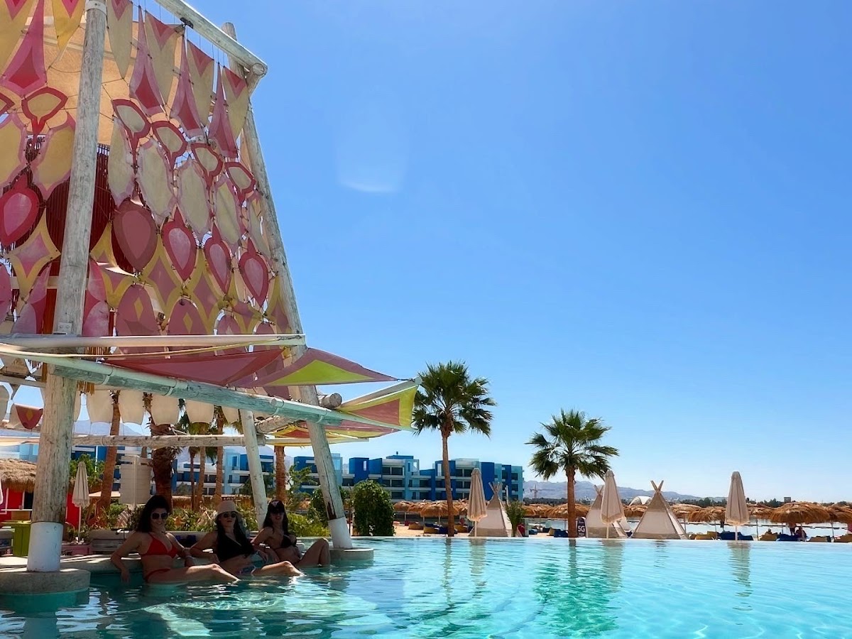 B12 Beach Club detail