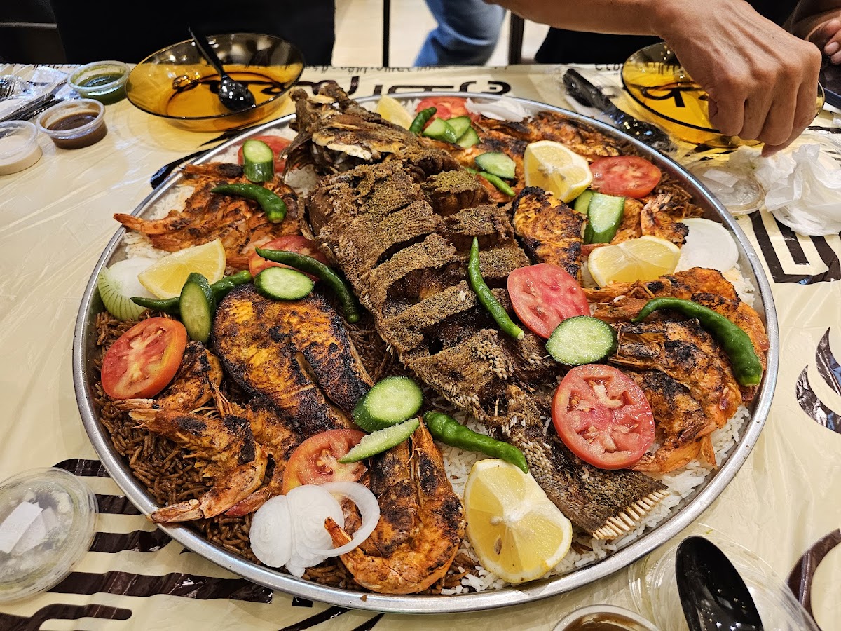 مطعم الدرج للأسماك و المأكولات البحرية . Al-Daraj Seafood Restaurant detail