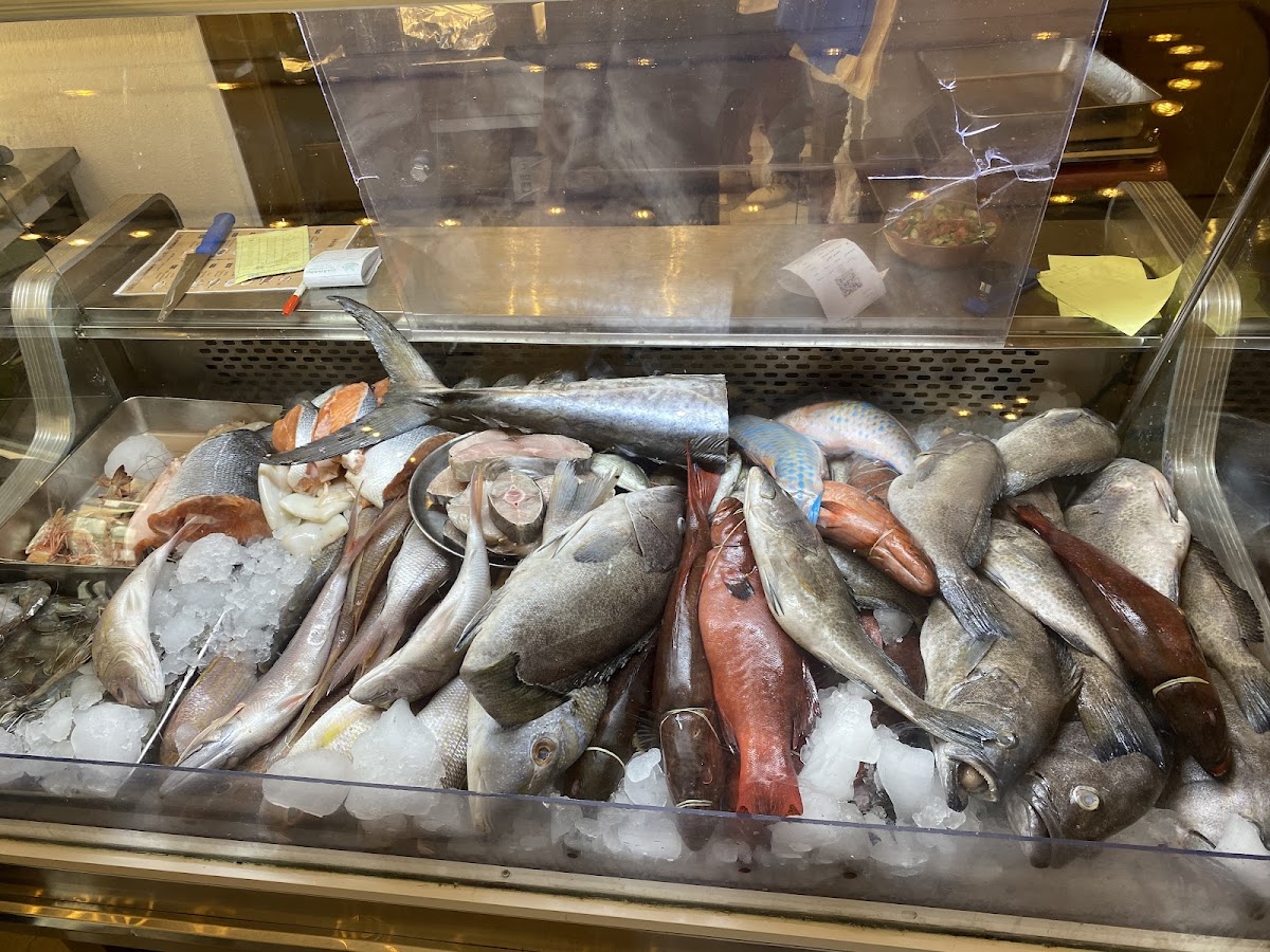 مطعم الدرج للأسماك و المأكولات البحرية . Al-Daraj Seafood Restaurant detail