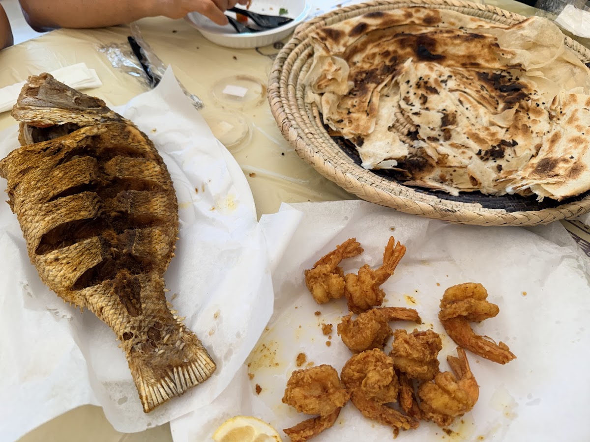 مطعم الدرج للأسماك و المأكولات البحرية . Al-Daraj Seafood Restaurant detail