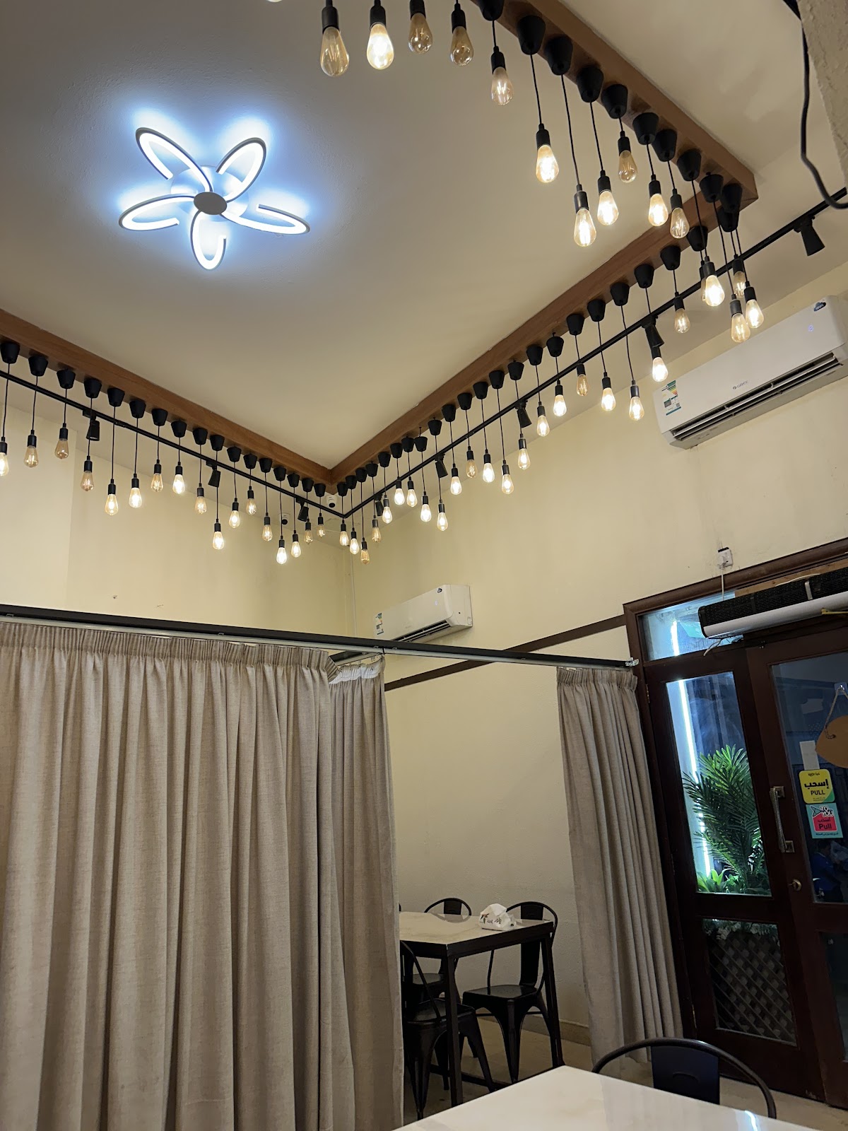 مطعم الدرج للأسماك و المأكولات البحرية . Al-Daraj Seafood Restaurant detail